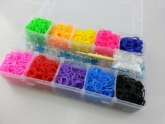 2000pc Looms Bandz Kit Set with 50 Clips, 6 Charms, 1 Stencil, 1 Hook